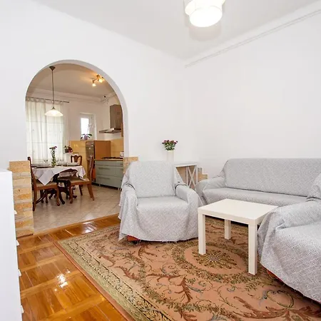 Dinos Place Apartment