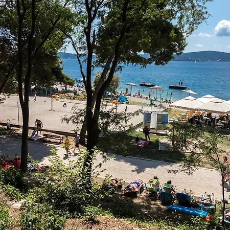 Dinos Place 公寓 *